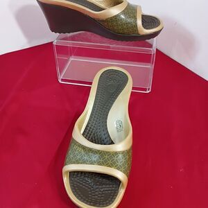 Crocs Sassari Wedge Slide Shoes Womens SZ 8 Brown Comfort Sandal Slip On